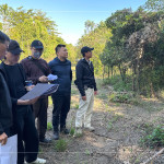 新業建設簡福榮總經理(圖左一）、楊家凱建築師(圖左二)與新業職人團隊、景觀設計團隊，前往彰化田尾，嚴選在地樹種，圈起土地與建築間的情感。