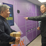 體驗操作智慧寄物櫃，除一般包裹外，也提供冷藏、冷凍食品存放，有效減輕物業人員的管理負擔，以便利、安全、效率為核心亮點。(圖右-新業建設總經理簡福榮)