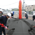 金鏟子落土，齊心共喊「開工大吉」，象徵工程進度平安順利，正式種下夢想種子，期待未來的萌芽滋長。