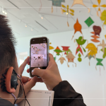 戴上耳機，跟隨導覽員的步伐深入綠美圖的共生核心，讓我們在按下快門紀錄的同時，也能讀懂藝術與建築背後的意義。