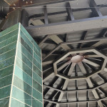 八角亭內上方曾因歲月而斑駁，如今重新梳理歲月痕跡後，舊有的氣息也悄然浮現。