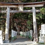 熊野本宮大社將三足烏鴉視為神的侍者，蒼鬱的樹林，古色的鳥居與參道，漫步其中足以讓人感到祥和平靜。