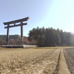 位於和歌山縣內的大齋原，綠油油的田園間矗立著世界最大的「鋼鐵鳥居」，默默的鎮守這片聖地。