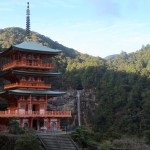 山號「那智山」的青岸渡寺，左側坐落的那智瀑布，水聲磅礡而震懾人心，天地間的大美化為視覺與聽覺的交響樂！