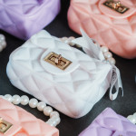 伴手禮致贈-珍珠公主手提包，細緻優雅的設計點綴著童話氛圍，彷彿將公主的夢幻與閃耀一同帶回家，為孩子留下一份美好的回憶。