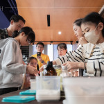 協力進行秤量、分裝，過程充滿參與感及合作的溫度，從一開始就帶著共同完成的意義，成為這場 DIY 體驗最真實的基底。