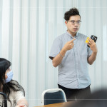 由甘霖基金會-楊子賢主任與新業同仁分享送餐服務的初衷與目的，期許當天的志工體驗能更深切的進行，共同傳遞真誠與關懷。