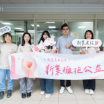 新業建設與甘霖基金會從109年攜手合作，參與送年菜活動、擔任送餐志工、親手製作中秋月餅、端午肉粽致贈長輩，用實際行動展現最真心的承諾。(圖右三為甘霖基金會－楊子賢主任)